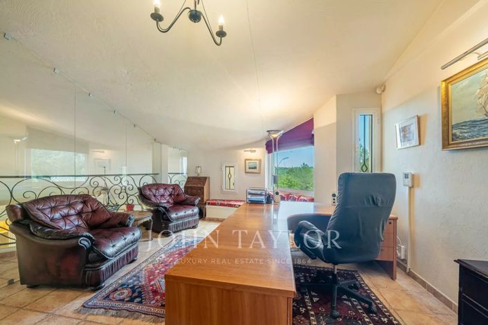 Image No.17-6 Bed House for sale