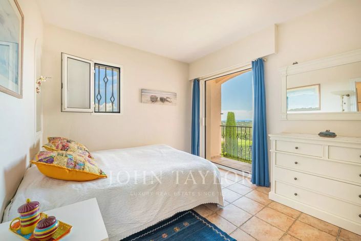 Image No.18-6 Bed House for sale