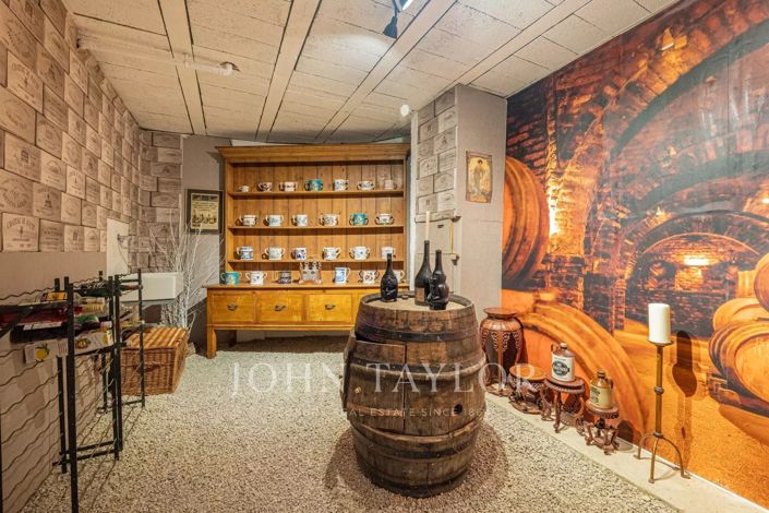 Image No.21-6 Bed House for sale