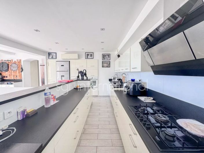 Image No.8-4 Bed House for sale