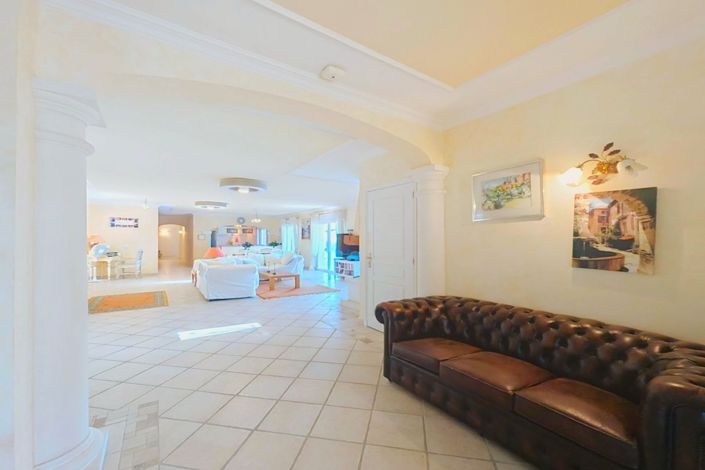 Image No.15-3 Bed House for sale