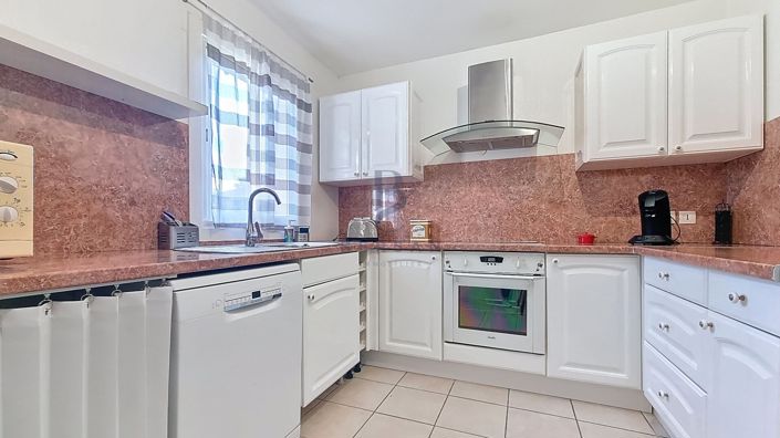 Image No.11-3 Bed House for sale