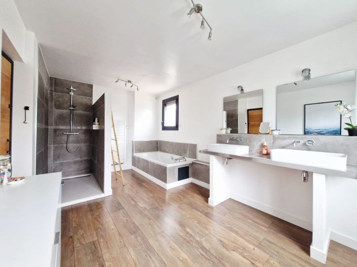 Image No.8-4 Bed House for sale