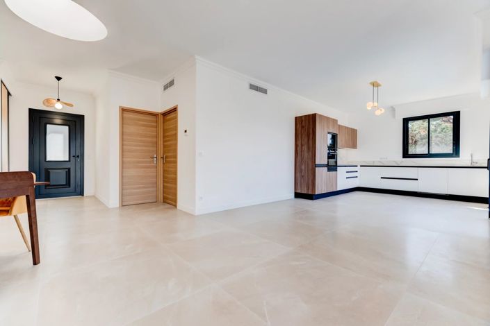 Image No.12-5 Bed House for sale