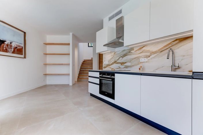 Image No.17-5 Bed House for sale