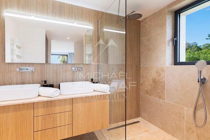 Image No.12-5 Bed House for sale