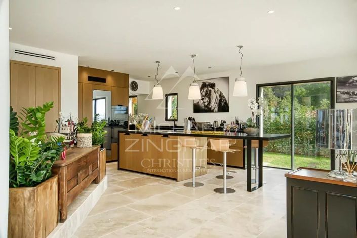 Image No.6-5 Bed House for sale