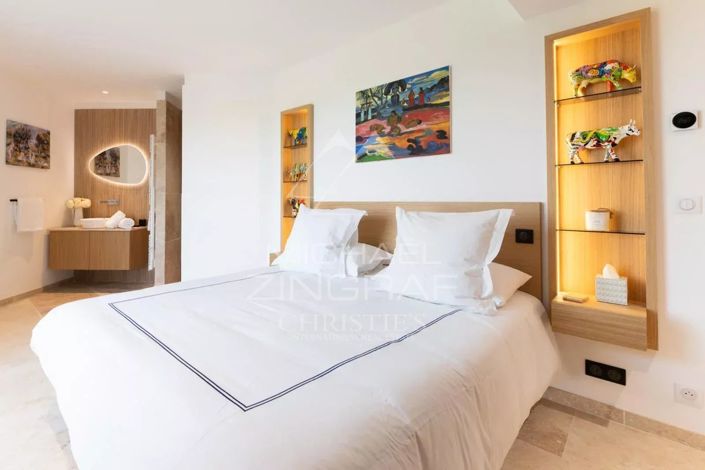 Image No.8-5 Bed House for sale