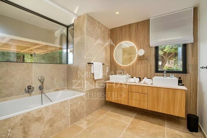 Image No.9-5 Bed House for sale