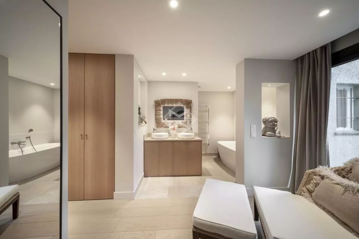 Image No.8-5 Bed House for sale