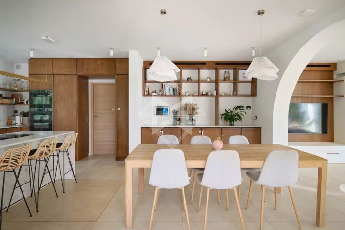 Image No.6-6 Bed House for sale