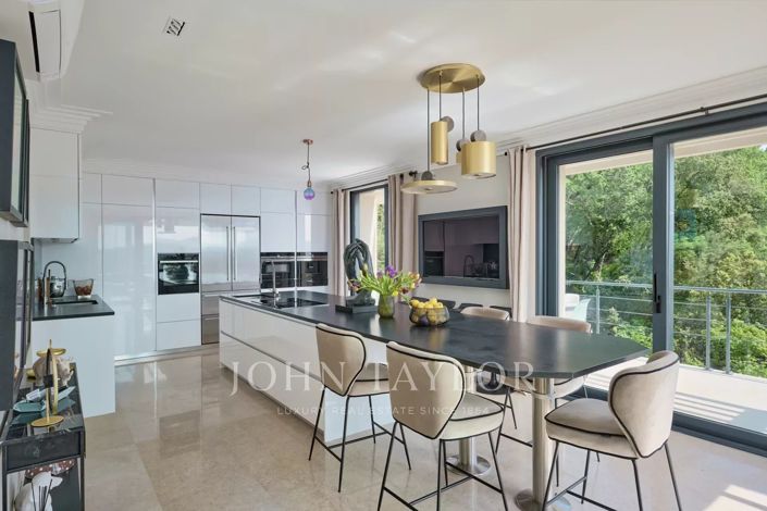 Image No.9-5 Bed House for sale