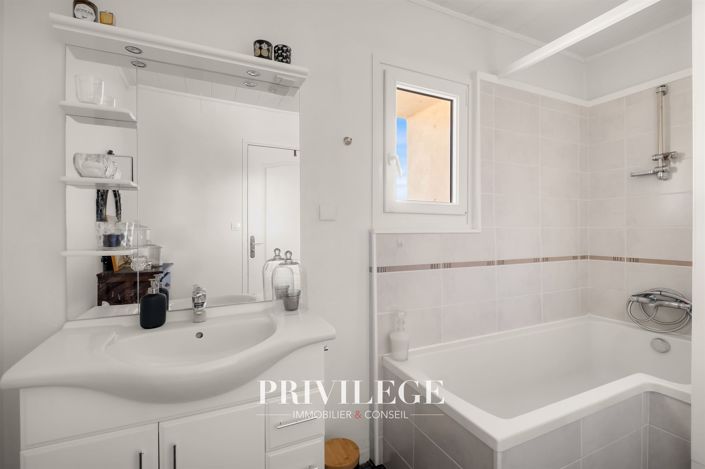 Image No.20-5 Bed House for sale