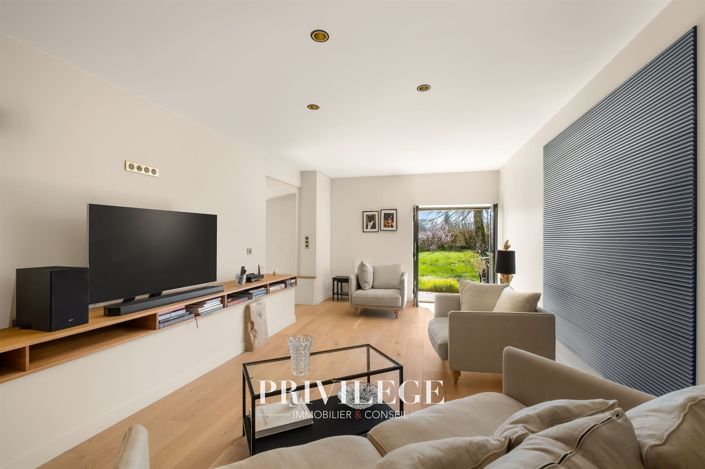 Image No.8-5 Bed House for sale