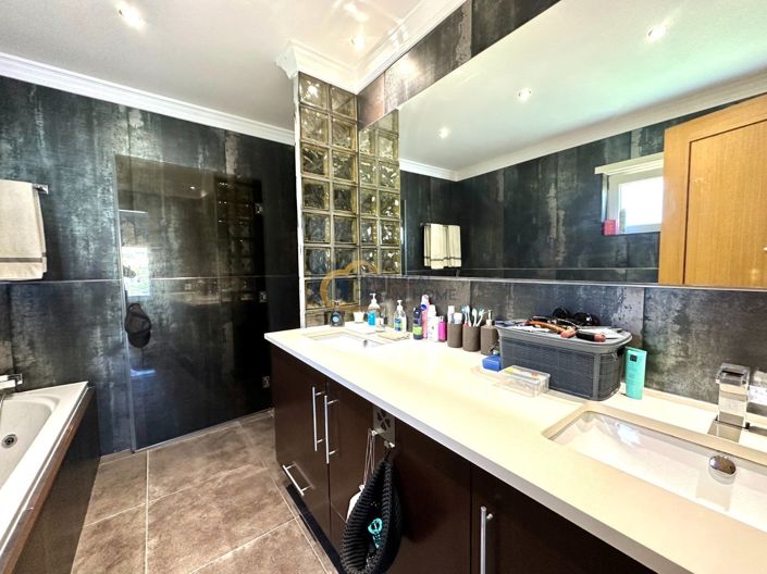 Image No.17-3 Bed House for sale