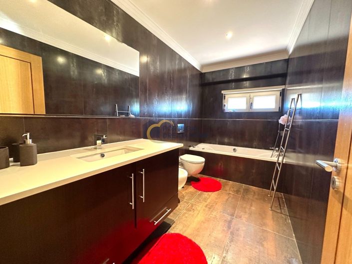 Image No.21-3 Bed House for sale