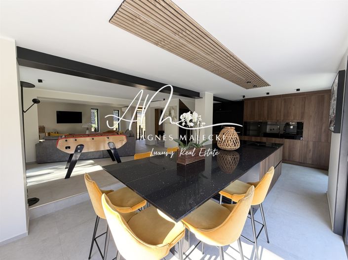 Image No.8-4 Bed House for sale