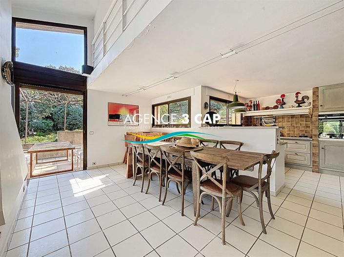 Image No.8-5 Bed House for sale