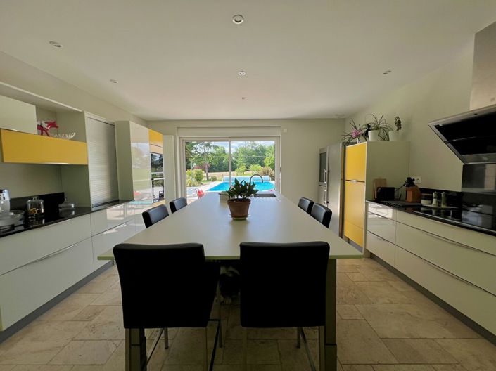 Image No.8-6 Bed House for sale