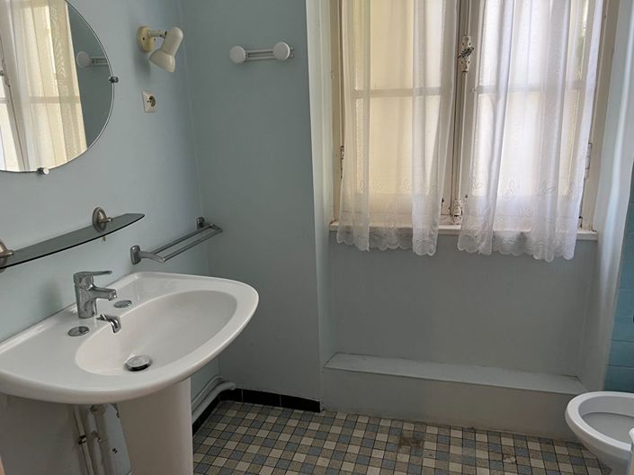 Image No.8-5 Bed House for sale