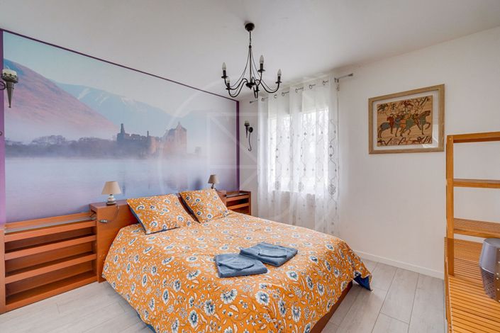 Image No.8-5 Bed House for sale