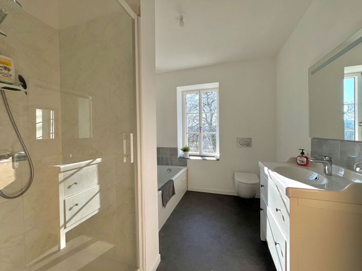 Image No.8-12 Bed House for sale