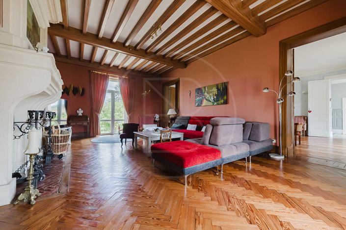 Image No.8-5 Bed House for sale