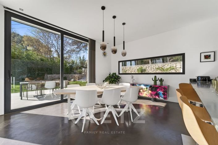 Image No.8-5 Bed House for sale