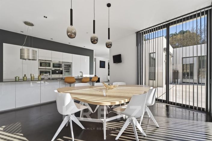 Image No.8-5 Bed House for sale