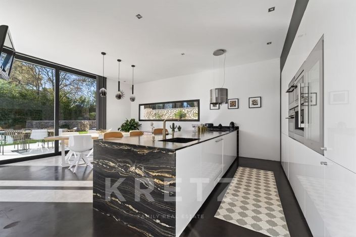 Image No.9-5 Bed House for sale