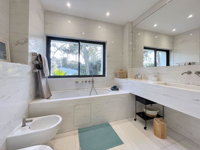 Image No.10-7 Bed House for sale