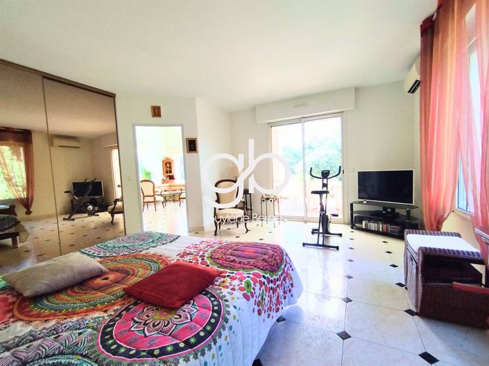 Image No.6-5 Bed House for sale