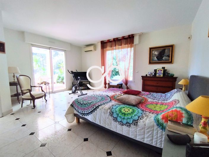 Image No.7-5 Bed House for sale