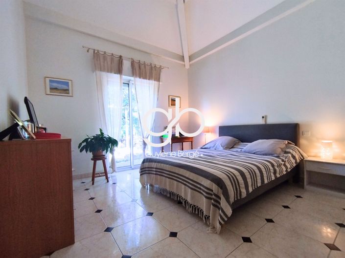 Image No.8-5 Bed House for sale