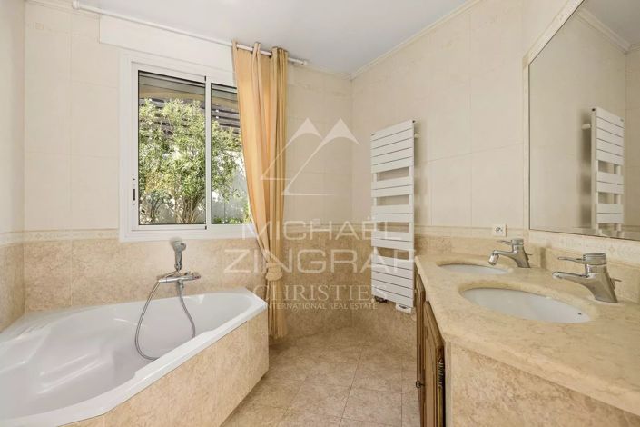 Image No.8-4 Bed House for sale