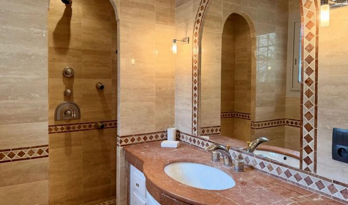 Image No.7-6 Bed House for sale