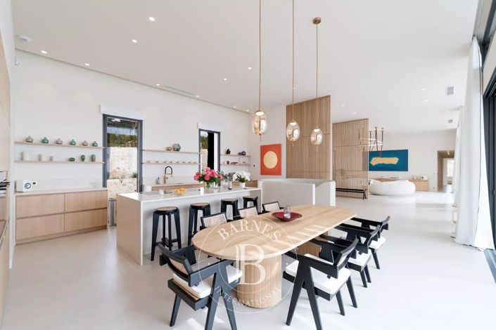 Image No.12-7 Bed House for sale