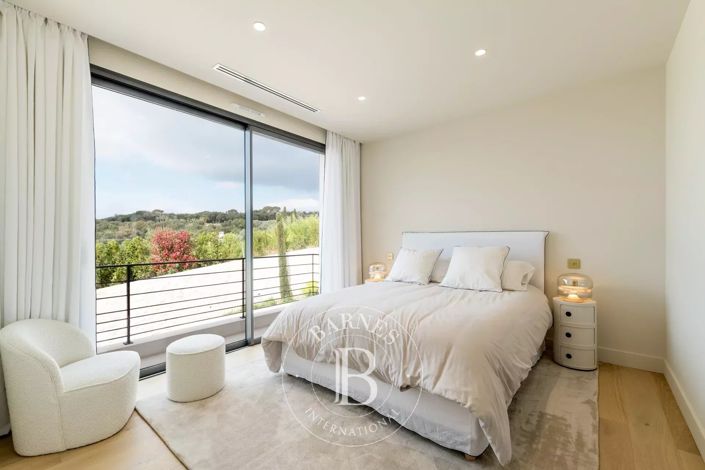 Image No.18-7 Bed House for sale