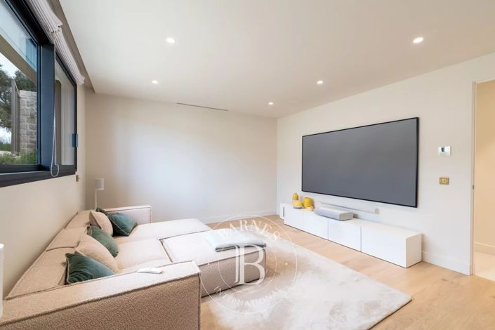 Image No.20-7 Bed House for sale