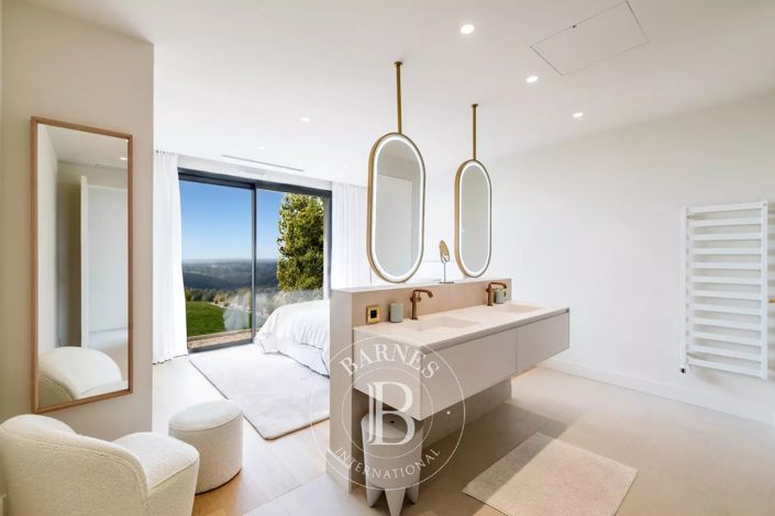 Image No.24-7 Bed House for sale