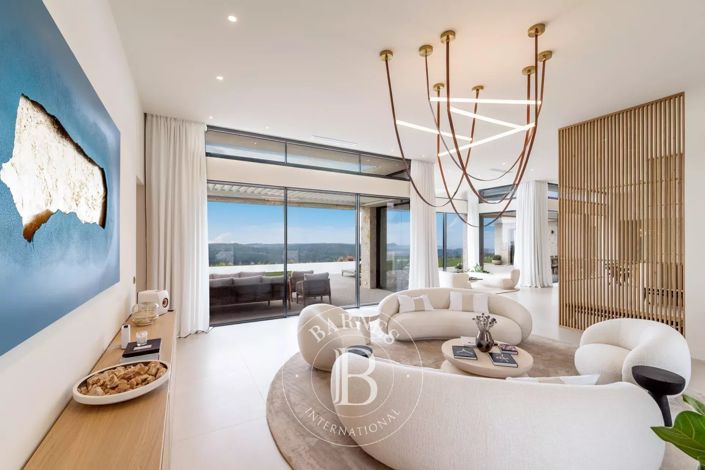 Image No.31-7 Bed House for sale