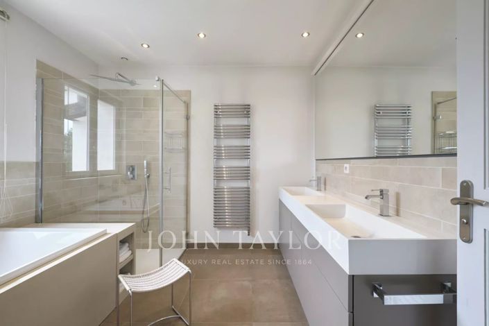 Image No.18-6 Bed House for sale