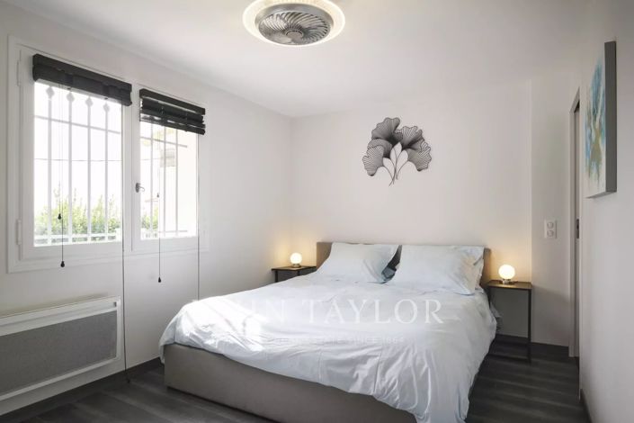 Image No.24-6 Bed House for sale