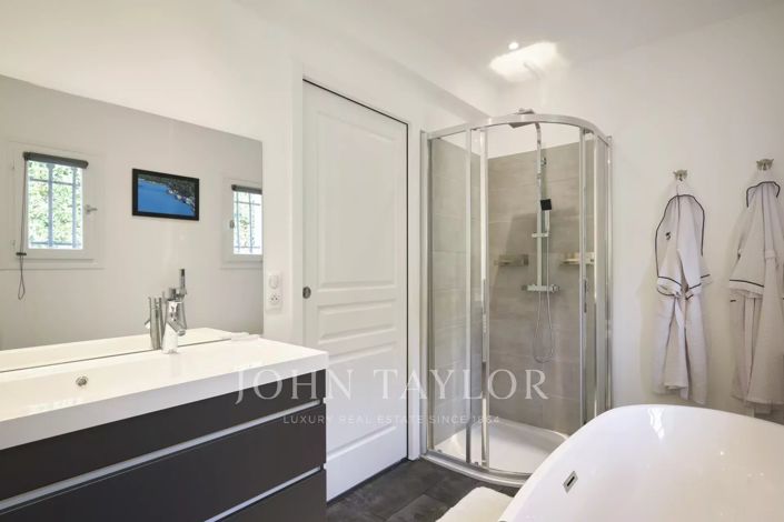 Image No.26-6 Bed House for sale