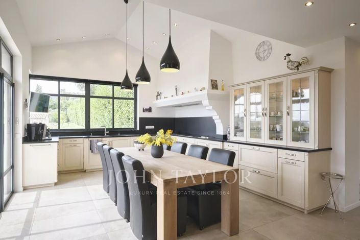 Image No.7-6 Bed House for sale