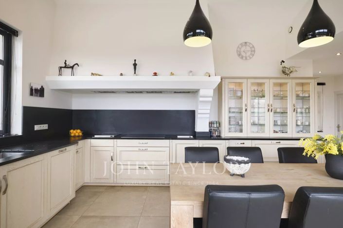 Image No.8-6 Bed House for sale