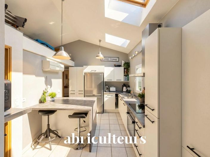 Image No.6-8 Bed House for sale