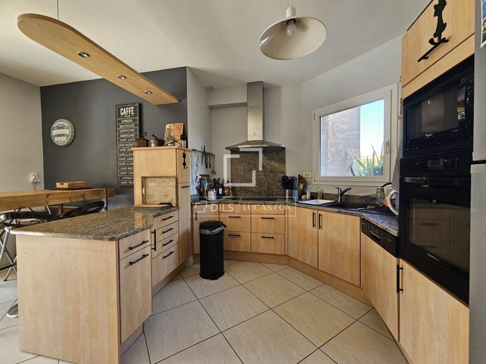 Image No.8-5 Bed House for sale