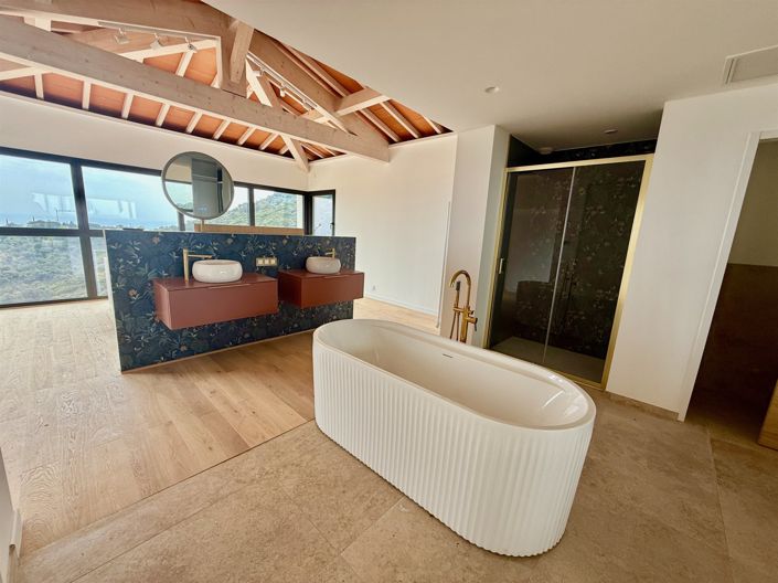 Image No.5-6 Bed House for sale