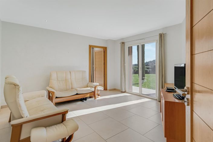 Image No.10-6 Bed House for sale